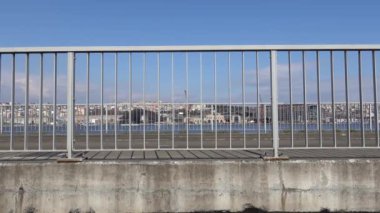 İstanbul ve Türkiye 'nin çamaşırlarını kurutması Balat ilçesindeki binalar arasındaki çamaşır ipine asılı