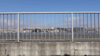 İstanbul, Türkiye Balat ilçesi boyunca Altın Boynuz boyunca uzanan modern tramvay hattı. 