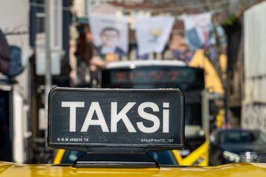 İstanbul, Türkiye 18 Mart 2024. Balat ilçesinde Türkçe bir taksi tabelası.