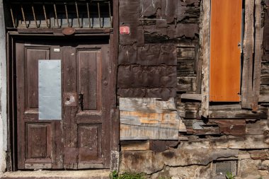 İstanbul, Türkiye 18 Mart 2024 Balat ilçesindeki eski bir evin ahşap cephesi.