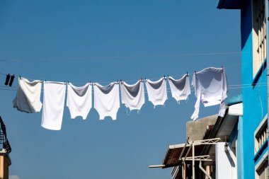 İstanbul, Türkiye 18 Mart 2024. Balat bölgesindeki çamaşır ipinde yeni yıkanmış çamaşır asılıp kurutuluyor..