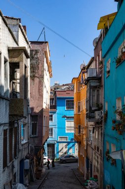 İstanbul, Türkiye 18 Mart 2024 Balat ilçesinde renkli evleri olan dar bir cadde.