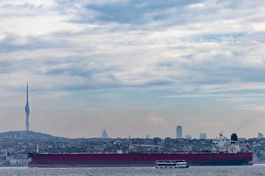 İstanbul, Türkiye 19 Mart 2024 Bir tanker gemisi Bosforus 'ta Galataport ve TV Kulesi' nden görüldü.