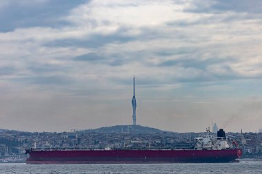 İstanbul, Türkiye 19 Mart 2024 Bir tanker gemisi Bosforus 'ta Galataport ve TV Kulesi' nden görüldü.