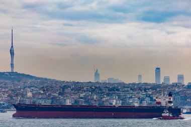 İstanbul, Türkiye 19 Mart 2024 Galataport ve Amlca Kulesi 'nden bir tanker gemisi görüldü..