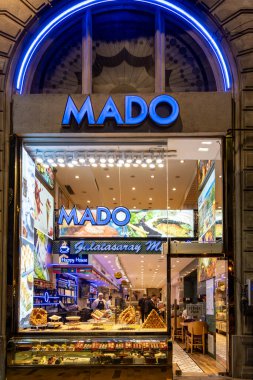 İstanbul, Türkiye 19 Mart 2024 Geceleri Stiklal Caddesi 'nde bir Türkçe şeker dükkanı olan Mado' nun penceresi.