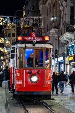 İstanbul, Türkiye 19 Mart 2024 Şehir merkezindeki ünlü ve tarihi tramvay.