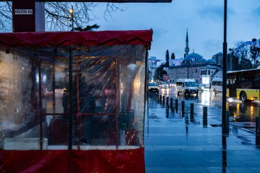 İstanbul, Türkiye 19 Mart 2023 'te Bebek Parkı' nda sabah saatlerinde otobüs durağında bekleyen insanlar var..