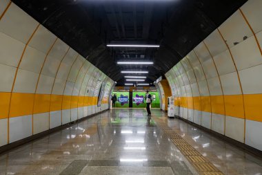 İstanbul, Türkiye 20 Mart 2023 Metro istasyonundaki bir tünelde yaya bir adam