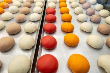 Fırının vitrininde İzmir Bombası adlı Türk tatlıları.