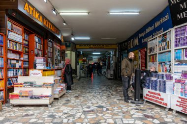 İstanbul, Türkiye 20 Mart 2023 Kadıköy 'de büyük bir kitapçının önünde duran erkekler.