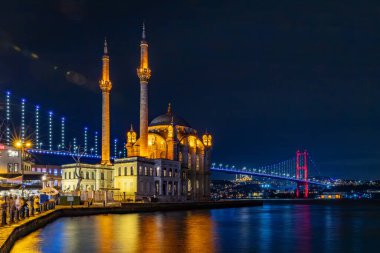 İstanbul, Türkiye Ortaklık Camii ve 15 Temmuz Şehitler Köprüsü 'nün gece manzarası.