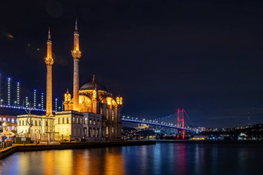 İstanbul, Türkiye Ortaklık Camii ve 15 Temmuz Şehitler Köprüsü 'nün gece manzarası.