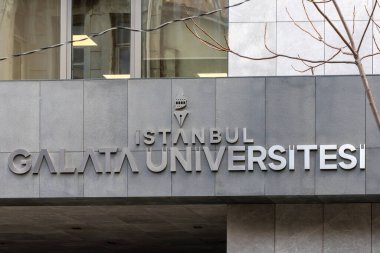 İstanbul, Türkiye 20 Mart 2023 İstanbul Galata Üniversitesi için bir işaret.