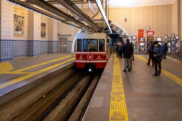 İstanbul, Türkiye 19 Mart 2024 Karaköy 'de funiküler tren manzarası