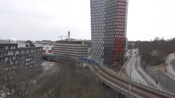 Stockholm Sveç Hammarbyhamnen Bölgesindeki Sthlm Binasından Yüksek Bir Metro Treni — Stok video