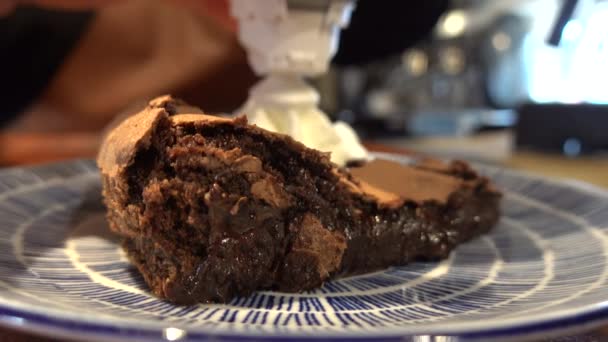 Pastel Chocolate Recibe Una Dosis Crema Batida Vertida Sobre — Vídeos de Stock