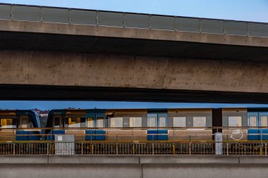 Stockholm, İsveç Skanstull Köprüsü 'ndeki Stockholm Metro veya Tunnelbana treni.