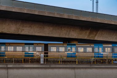 Stockholm, İsveç Skanstull Köprüsü 'ndeki Stockholm Metro veya Tunnelbana treni.
