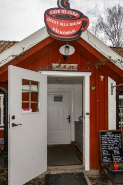 Stockholm, İsveç 28 Mart 2024 Huddinge bölgesindeki popüler ve klasik bir İsveç kafesinin ön kapısı..