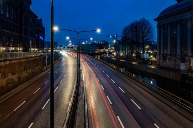 Stockholm, İsveç şehir merkezindeki Centralbron Köprüsü 'nde gece görüşü.