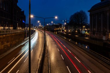 Stockholm, İsveç şehir merkezindeki Centralbron Köprüsü 'nde gece görüşü.