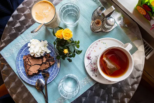 Stockholm, İsveç. Çay, kapuçino ve çikolatalı bir masa..