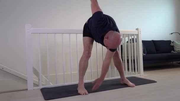 Een Man Van Middelbare Leeftijd Doet Zijn Dagelijkse Oefeningen Thuis — Stockvideo