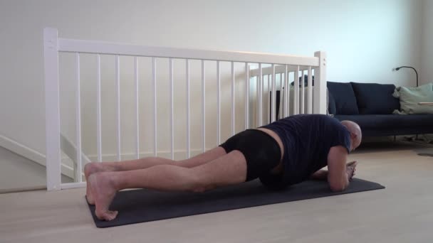 Homme Âge Moyen Fait Ses Exercices Quotidiens Sur Tapis Yoga — Video