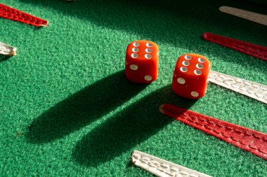 Tavla tahtasında altı zar..