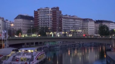 Viyana, Avusturya Şafakta Tuna Kanalı üzerinde bir köprü Schwedenplatz 'da.