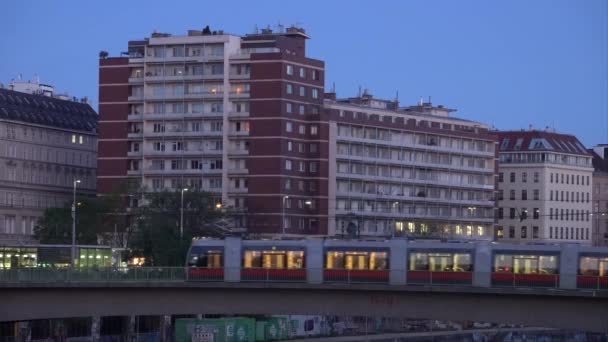 Viyana Avusturya Şafakta Tuna Kanalı Üzerinde Bir Köprü Schwedenplatz Hareket — Stok video