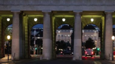 Avusturya, Viyana. Gece Burgring 'deki Dış Kale Kapısı' ndan bir tramvay görüldü.. 
