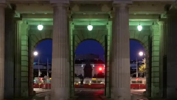 Вена Австрия Катящийся Трамвай Видимый Через Ворота Внешнего Замка Ночью — стоковое видео