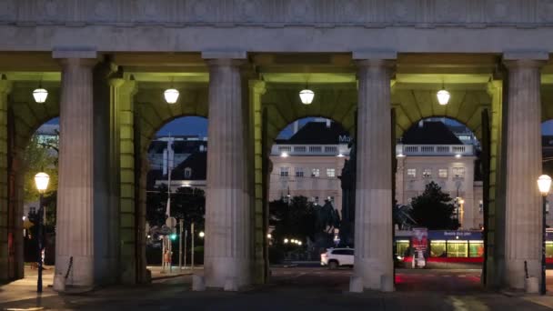 Вена Австрия Катящийся Трамвай Видимый Через Ворота Внешнего Замка Ночью — стоковое видео