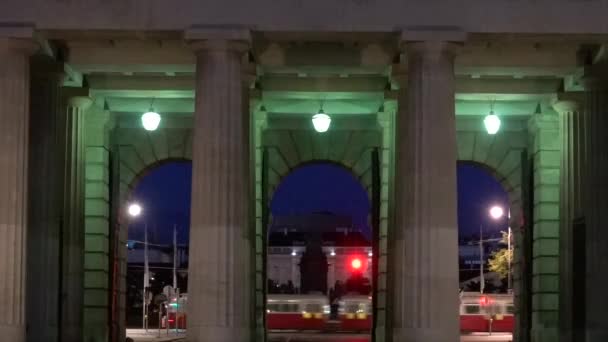 奥地利维也纳 在夜间燃烧时从城堡外门看到的一辆滚动电车 — 图库视频影像