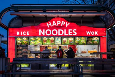 Viyana, Avusturya 5 Nisan 2024 Schwedenplatz 'daki Mutlu Şehriyeler adında bir sokak lokantası..