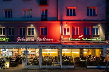 Viyana, Avusturya 5 Nisan 2024 Schwedenplatz bölgesindeki bir İtalyan dondurma dükkanının kaldırım cephesi.