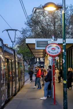 Viyana, Avusturya 5 Nisan 2024 Schwedenplatz 'da bir tramvay durağında insanlar