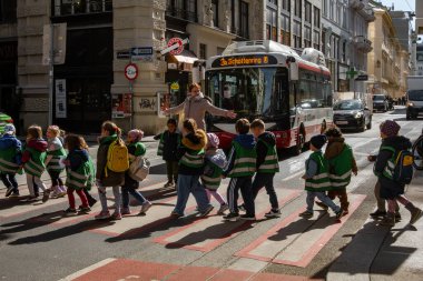 Viyana, Avusturya 5 Nisan 2024. Bir grup öğrenci, öğretmenleriyle birlikte Innere stadt 'ta sokakta yürüyor..