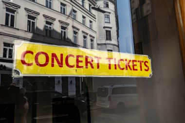 Viyana, Avusturya 5 Nisan 2024 Penceredeki bir tabela konser biletleri sunuyor.