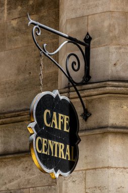 Viyana, Avusturya 5 Nisan 2024 Eski Şehir 'deki tarihi Cafe Central için bir işaret. ya da innere stadt.