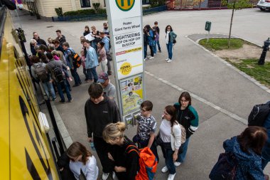 Viyana, Avusturya 5 Nisan 2024 Turistler bir Zıpla-in-off gezi otobüsüne biniyor..
