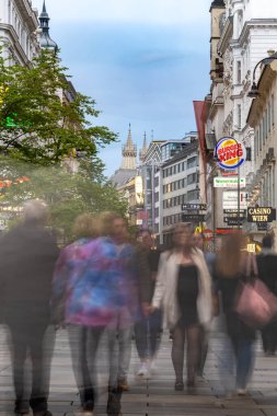 Viyana, Avusturya 5 Nisan 2024 Karntner Caddesi 'ndeki Bulanık İnsanlar.