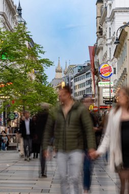 Viyana, Avusturya 5 Nisan 2024 Karntner Caddesi 'ndeki Bulanık İnsanlar.