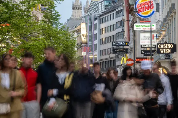 Viyana, Avusturya 5 Nisan 2024 Karntner Caddesi 'ndeki Bulanık İnsanlar.