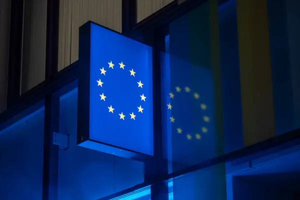 Viyana, Avusturya 5 Nisan 2024 AB sembolü bir binanın yan tarafına yansıdı.