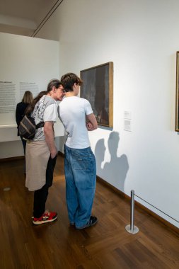 Viyana, Avusturya 5 Nisan 2024 Müze Quartier Wien 'deki Leopold Müzesini ziyaret edenler.