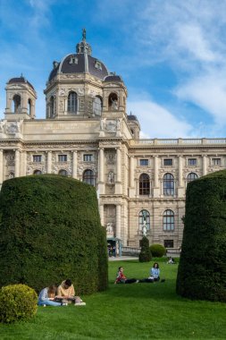 Viyana, Avusturya 5 Nisan 2024 Kunsthistorisches Müzesi önünde oturan insanlar Wien