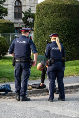 Viyana, Avusturya 5 Nisan 2024 Yerel Viyana polisi Maria-Theresien-Platz 'da bir sokak müzisyeninden izin istiyor..